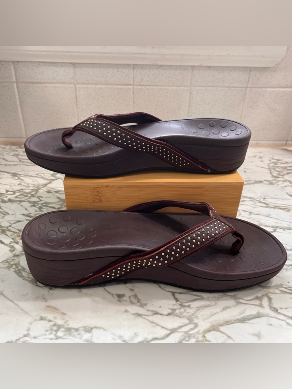 Vionic Pacific Kehoe Women's Studded Wedge Flip Flop Mules in Merlot. Size 10